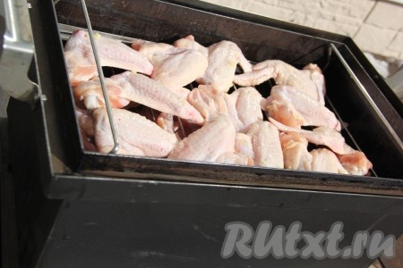 Поместить подставку с крыльями в коптильню.
