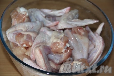 Крылья промыть под проточной водой, обсушить бумажным полотенцем. Посолить и поперчить. Кстати, по желанию, можно замариновать крылья в любимом маринаде или добавить чесночок. Я этого не делала, мне достаточно вкуса копчения. Оставить крылья на 1 час при комнатной температуре.
