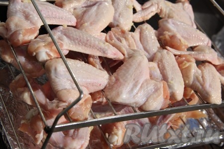 Выложить крылья на решётки подставки (у меня двухъярусная).
