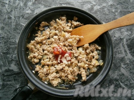 Обжарить фарш с луком, перемешивая и разбивая мясные комочки, на среднем огне до испарения жидкости и готовности (в течение 7-10 минут). В конце жарки добавить нарезанный мелко чеснок и томатный соус, перемешать. Прогреть куриную поджарку на небольшом огне еще минуты 3, иногда помешивая.
