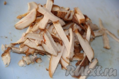 Копчёную курицу (у меня грудка) нарезать длинными брусочками.