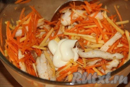 Добавить в салат майонез (я добавила совсем немного, примерно, 1 чайную ложку), перемешать.
