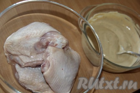 Тщательно перемешать маринад. Бёдра промыть под проточной водой, обсушить.
