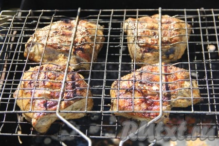 Жарить куриные бёдра с двух сторон (периодически переворачивая решетку), примерно, 15-20 минут. Готовность проверить, проткнув бедро ножом, должен выделиться прозрачный сок (без примесей крови).
