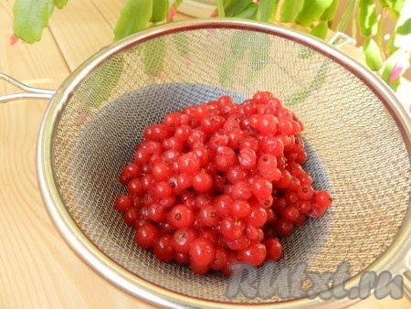 Ягоды промыть, очистить от веточек и листиков.
