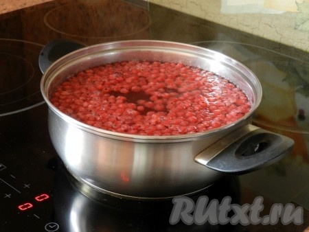 В кастрюле вскипятить воду, всыпать ягоды, сахар и варить на медленном огне 10 минут.
