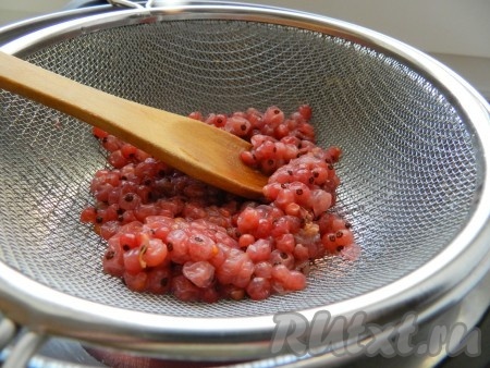 Процедить через сито, отжать ягоды.