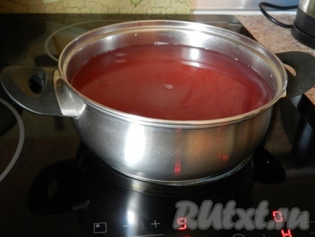 Кастрюлю вернуть на огонь,&nbsp; довести до кипения, влить крахмал и, постоянно помешивая, довести кисель из ягод до загустения.
