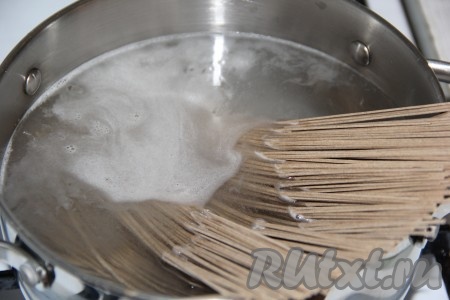 Опустить лапшу в кипящую воду, после закипания уменьшить огонь и варить 3 минуты.