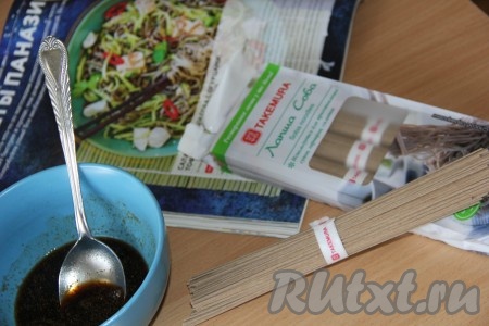 Для приготовления заправки соединить соевый соус, масло, сахар и имбирь. Тщательно перемешать заправку и отставить в сторону, сахар должен полностью раствориться.&nbsp;Для приготовления гречневой лапши влить в кастрюлю воду и довести до кипения.