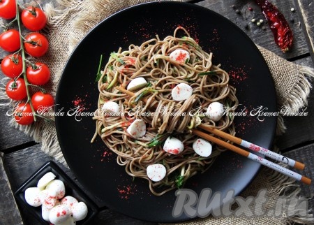 Гречневая лапша с соевым соусом и кунжутом