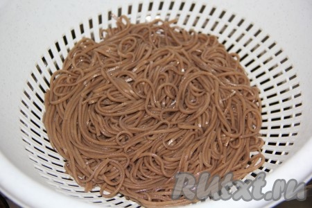 Затем откинуть гречневую лапшу на дуршлаг, промыть холодной водой, дать стечь воде.