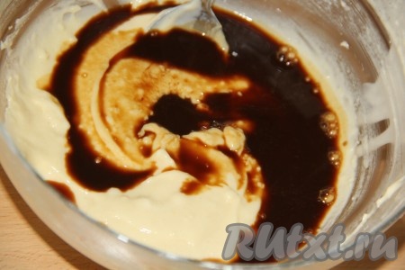 Кофе растворить в 50 мл воды и добавить во вторую часть, перемешать кофейную смесь.
