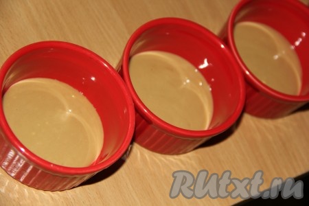 В формы для запекания выложить пару столовых ложек кофейной смеси.
