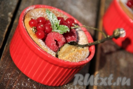 Выпекать пудинг в разогретой духовке минут 25 при температуре 180 градусов. Верх выпечки должен слегка подрумяниться. Пармский пудинг, приготовленный с добавлением рикотты, при остывании немного опадёт. Я украсила десерт ягодами и подала в горячем виде. Нежный, ароматный и очень вкусный пармский пудинг никого не оставит равнодушным и вы, наверняка, ещё не раз вернётесь к этому рецепту!
