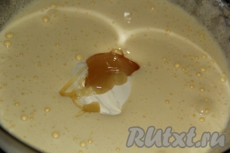 Добавить мёд и сметану, перемешать миксером до однородности.
