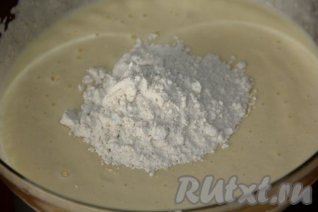 На низкой скорости миксера перемешать получившуюся массу и всыпать муку.
