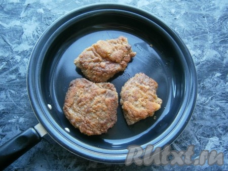 Мясо сразу выкладывать на разогретую с растительным маслом сковороду и обжаривать его на довольно сильном огне по 2-3 минуты с каждой стороны.
