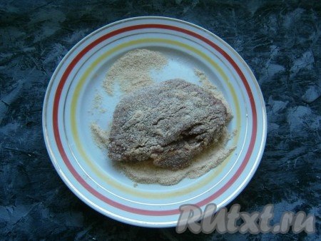 После лезьона каждый кусок говядины обвалять со всех сторон в панировочных сухарях.