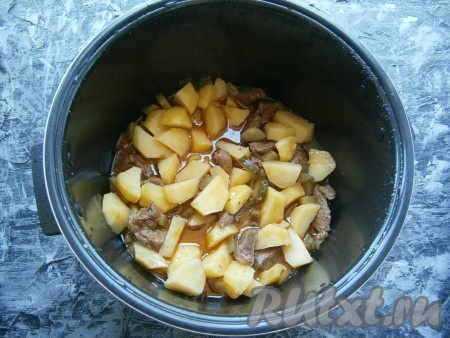 Закрыть крышку мультиварки, выставить программу "Тушение" на 1,5 часа. Через час добавить в чашу отваренный до полуготовности картофель, перемешать.
