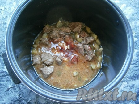 Также добавить нарезанный маленькими кусочками чеснок, всыпать паприку.
