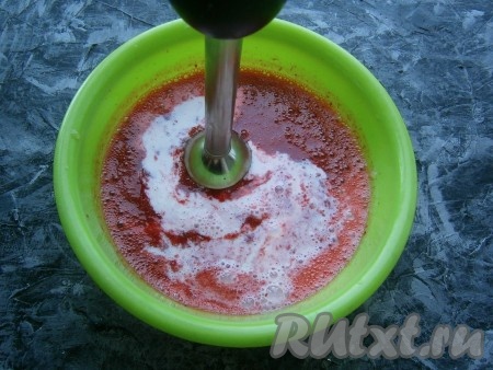 Влить в клубничную смесь сливки.