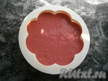 Далее миску со смесью клубники и сливок отправить в морозилку на 30 минут, затем снова взбить блендером. Снова поместить в морозилку на такое же время и снова взбить. Так поступать ещё 2-3 раза - смесь должна увеличиться немного в объёме. Перелить взбитую клубничную смесь в любую подходящую форму (лучше - в силиконовую). Если форма не силиконовая, тогда её нужно вначале застелить пищевой плёнкой, чтобы легче потом было вынуть мороженое. Из силиконовой формы оно извлекается без проблем. Если у вас есть порционные формочки для мороженого, то можно разложить в них.