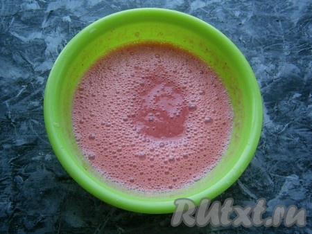 Взбить клубничную смесь погружным блендером до пышной пены.