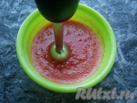 Клубнику с сахаром пюрировать погружным блендером до однородного состояния.