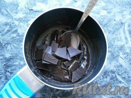 В получившуюся массу добавить шоколад, поломанный на кусочки.
