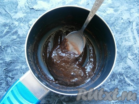 Перемешать какао, молоко и сахарную пудру, поставить на огонь и довести массу на небольшом огне, постоянно помешивая, до загустения (буквально 3-4 минуты).
