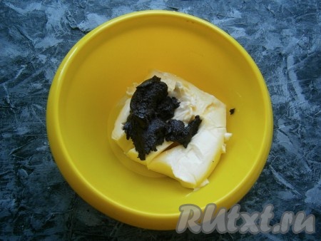 Дать шоколадной массе остыть до теплого состояния и добавить в неё предварительно хорошо размягченное при комнатной температуре сливочное масло.
