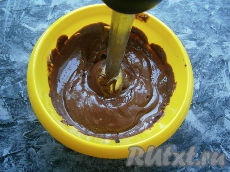 Далее погружным блендером хорошенько смешать получившуюся массу до однородности.

