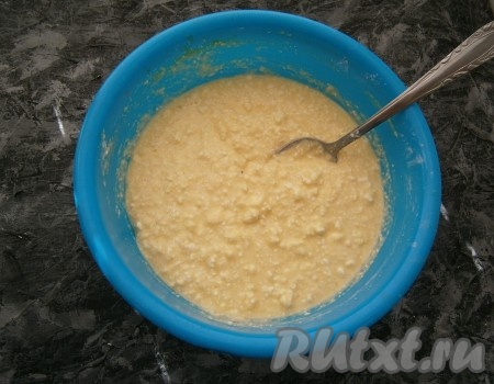Тесто должно получиться средней густоты, похожим на тесто для оладий.
