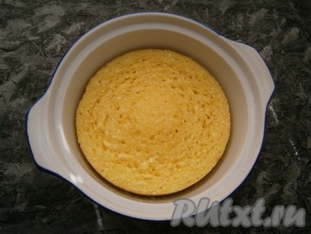 Поместить форму без крышки в микроволновку, готовить творожный кекс 10 минут при мощности 700 Ватт. После оставить кекс в СВЧ, не открывая дверцу, еще на 2-3 минуты. Края кекса отойдут от стенок формы и его легко можно будет из нее извлечь.
