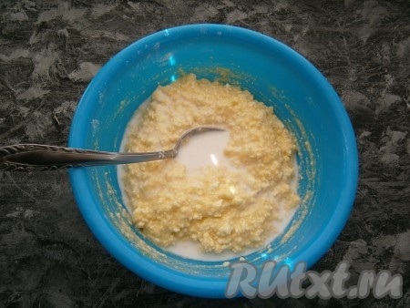 Перемешать, влить молоко, еще раз тщательно перемешать.
