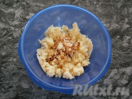 Добавить лук к толченому картофелю.