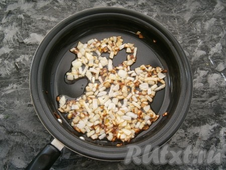 Картофель для приготовления зраз нужно очистить, отварить до готовности в подсоленной воде (в течение 25-30 минут), а затем слить воду, размять картошины толкушкой до однородности, остудить до тёплого состояния. Прекрасно подойдёт и толченая картошка, оставшаяся с обеда или ужина. Лук репчатый очистить, нарезать достаточно мелко, обжарить его, помешивая, до золотистости на растительном масле.
