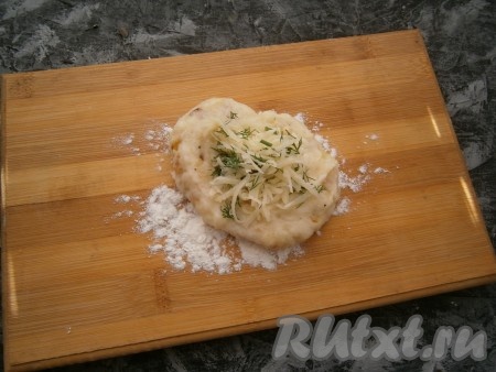 Из части картофельной массы сформировать лепешку, в середину которой поместить 1-2 чайных ложки смеси сыра и укропа. Сформировать зразу так, чтобы сырная начинка была внутри (зраза по форме должна напоминать продолговатую котлету), а края хорошо закреплены.
