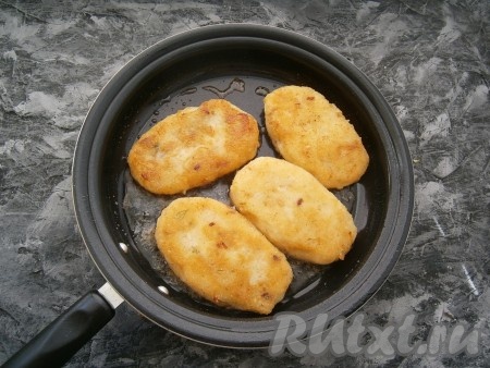 Затем зразы перевернуть и обжарить до румяности другую сторону.
