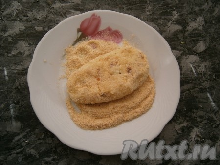 Аналогично сформировать все картофельные зразы с сыром внутри. Обвалять зразы со всех сторон в панировочных сухарях.
