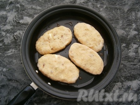 Жарить зразы на достаточном количестве растительного масла (но и слишком много масла не должно быть) на среднем огне до румяности с одной стороны.
