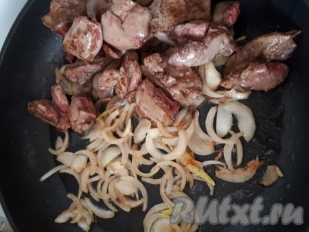 Выложить к обжаренному луку печень, уменьшить огонь, тушить под крышкой 10 минут, иногда помешивая. Посолить блюдо и поперчить, по желанию, добавить специи для курицы.