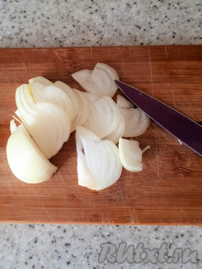 Репчатый лук очистить и нарезать тонкими перышками.
