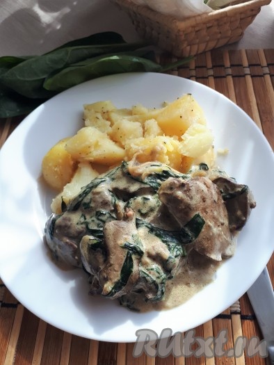 Нежная и ароматная куриная печень в сливочном соусе со шпинатом готова. Подаем блюдо с любым гарниром по вкусу.