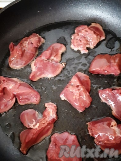 На сковороде раскалить растительное масло, обжарить кусочки печенки на среднем огне с двух сторон до изменения цвета. Обжаренную куриную печень переложить со сковороды на тарелку.