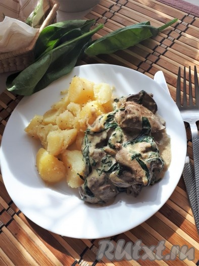 Куриная печень в сливочном соусе со шпинатом