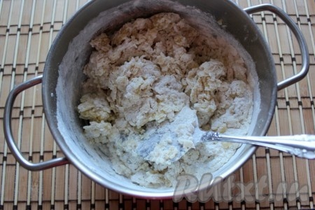 Затем добавить муку и перемешать.