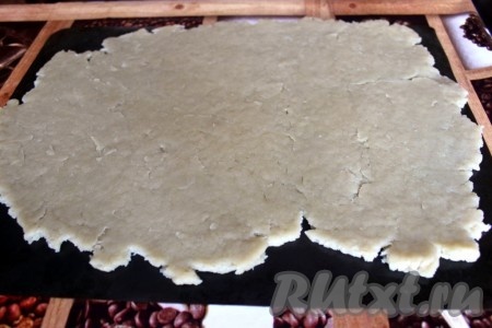 Раскатать тесто в один тонкий пласт толщиной 5-7 мм. Удобно это сделать на силиконовом коврике, на котором в дальнейшем будем выпекать печенье.