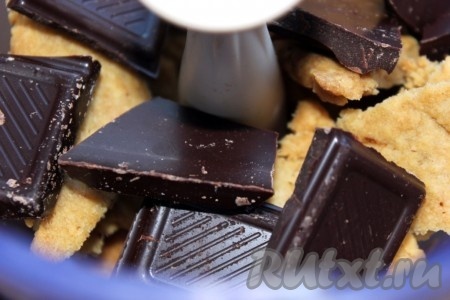 Обрезки коржа отправить в выключенную духовку ещё немного подсушиться, а затем их вместе с шоколадом измельчить.